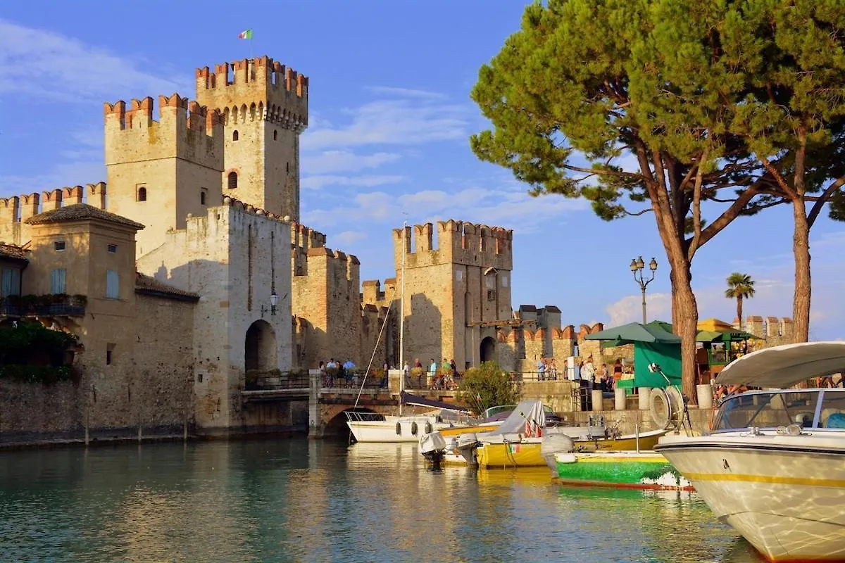 Apartment Downtown Peschiera, Easy Home With Wi-Fi And Parking Peschiera del Garda